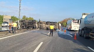 ETİLEN GLİKOL YÜKLÜ TANKER BARİYERLERE ÇARPARAK DEVRİLDİ