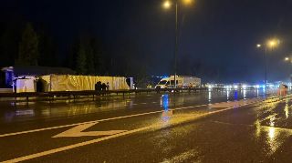 SAPANCA'DA DEVRİLEN TIRIN SÜRÜCÜSÜ YARALANDI