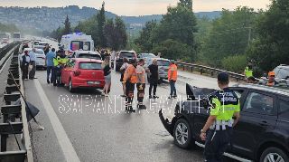 SAPANCA'DA 10 ARACIN KARIŞTIĞI ZİNCİRLEME KAZADA 10 KİŞİ YARALANDI SAPANCA'DA 10 ARACIN KARIŞTIĞI ZİNCİRLEME KAZADA 10 KİŞİ YARALANDI